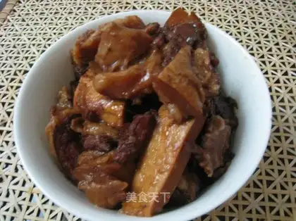 Plum stew pork elbows