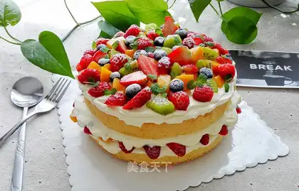 A fruit cream naked cake