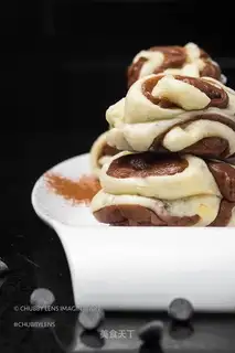 Chocolate two-coloured macaroni
