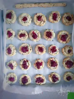 Cherry sesame cookies