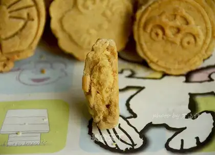 Peanut butter, pine pine crackers