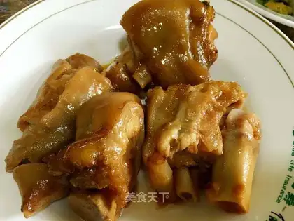 Roasted pig hoof