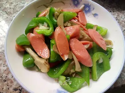 Squeeze and make pepper ham and sausage