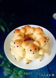 Hands in hand, bear bread
