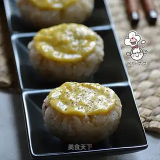 Curry salmon sushi