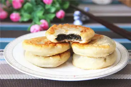 Black sugar, black sesame pie