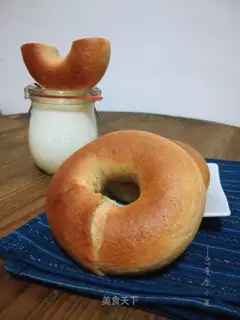 Black wheat bagels