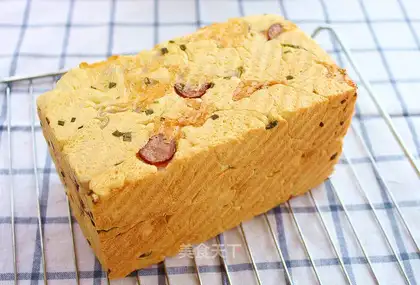 Onion cheese hand tore bread