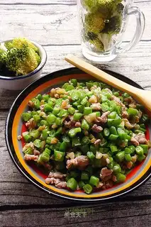 Squeeze the meat and make the beans