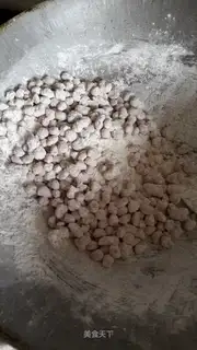 Hanging frost peanuts
