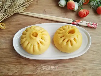 Carrot-faced egg buns