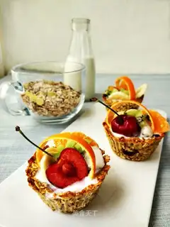 Yogurt oatmeal basket