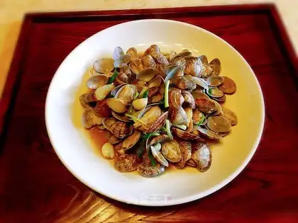 Pelican clams