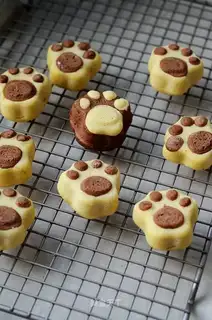 ♪ A cute cat's claw, a rice bun ♪