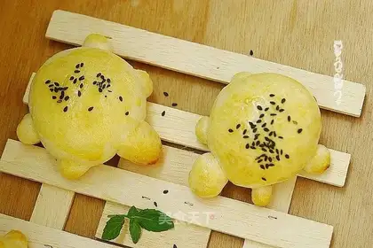 Cherry sauce, turtle bread