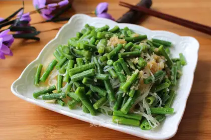 The garlic fans mixed the beans