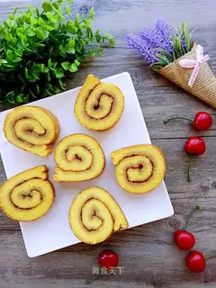 Strawberry cake rolls
