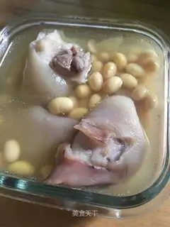 Pig hoof and soybeans