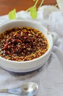 Red-oiled chili onions