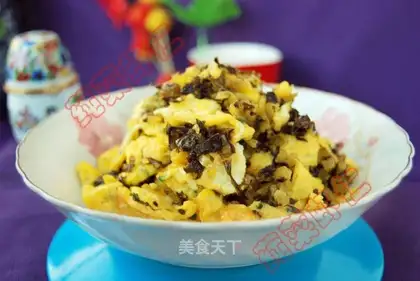 Scrambled eggs with pickled cabbage
