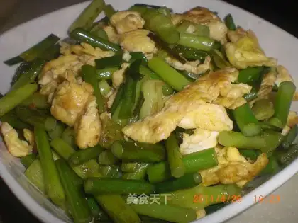 Scrambled eggs with garlic sprouts