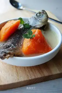 Papaya and crucian carp soup