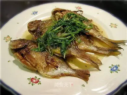 Pan-fried small sea fish with lemon sauce