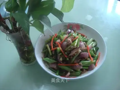 stir-fried pork and beans