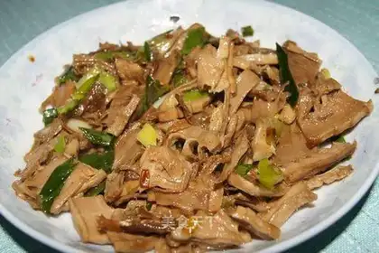 stir-fried garlic sprouts with dried bamboo shoots