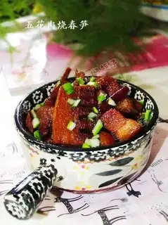 Braised pork belly with bamboo shoots