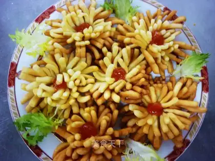 Egg noodles and chrysanthemum