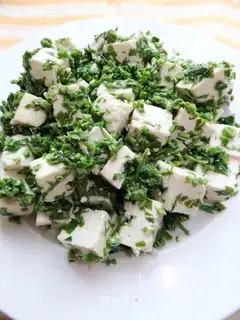Toona sinensis sprouts mixed with tofu