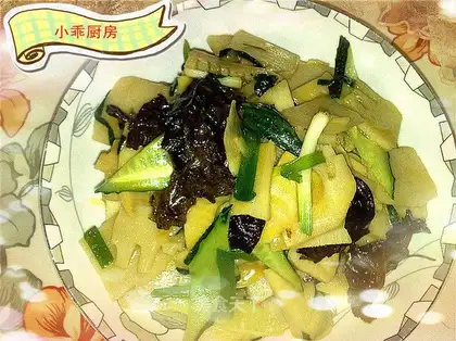 stir-fried bamboo shoots slices with chives
