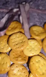 Onion flavor molar biscuits