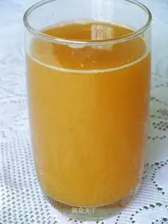 Rolled lettuce and carrot juice