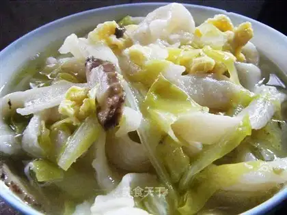 Pulled noodles with cabbage