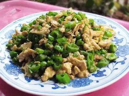 Scrambled eggs with green pepper