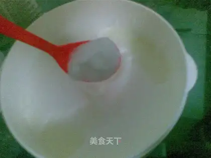 Yogurt machine makes yogurt