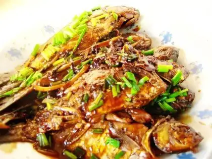 Wild little crucian carp with onion flavor