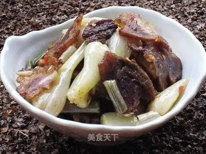 stir-fried bacon with onion