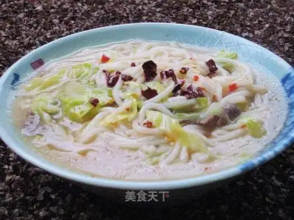 Home-cooked soup and dried noodles