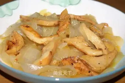 Fried onion with chicken fillets with black pepper