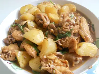 Roasted potatoes with chicken and garlic