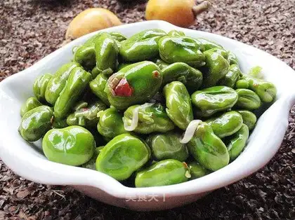 Garlic fragrant tender broad beans