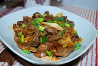 stir-fried chicken gizzards with spicy cabbage