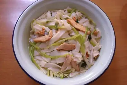 Chicken fillet and celery soup rice noodle