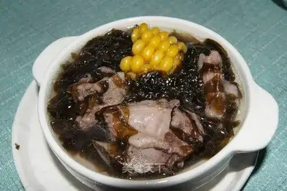 Seaweed and corn ribs soup