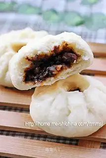 Big bun with pickled pork
