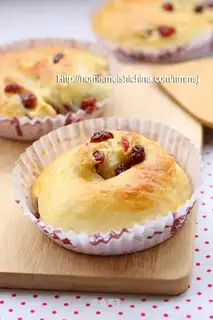 Cranberry flower-shaped bread