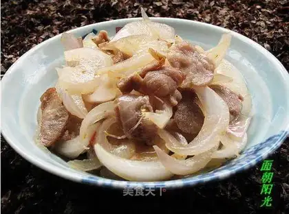 stir-fried pork with onions